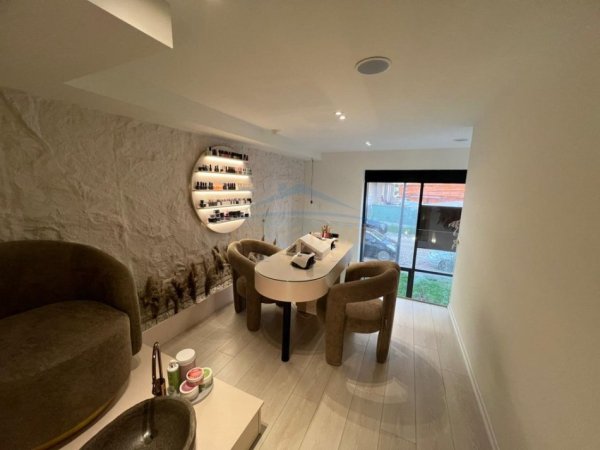 Tirane, jepet me qera ambjent biznesi Kati 0, 5 m² 260 € 