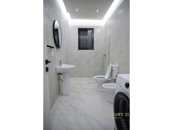 Tirane, shitet apartament 2+1+Ballkon Kati 7, 97 m² 125.000 € (qender kamez)