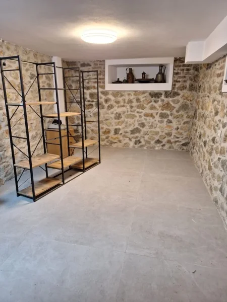 Tirane, jepet me qera ambjent biznesi Kati -1, 35 m² 250 €