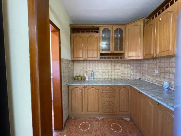 Tirane, shitet apartament 2+1+Ballkon Kati 5, 60 m² 100.000 € (laprake prane kmy)