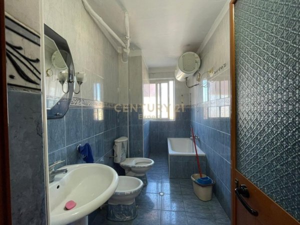 Tirane, shitet apartament 2+1+Ballkon Kati 5, 60 m² 100.000 € (laprake prane kmy)