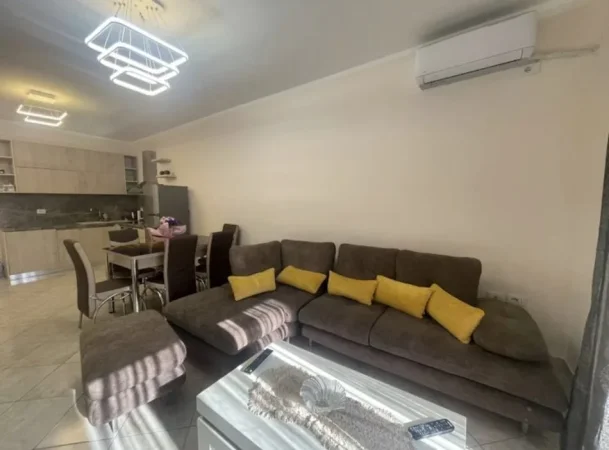 Tirane, jepet me qera apartament 2+1 Kati 2, 700 € 