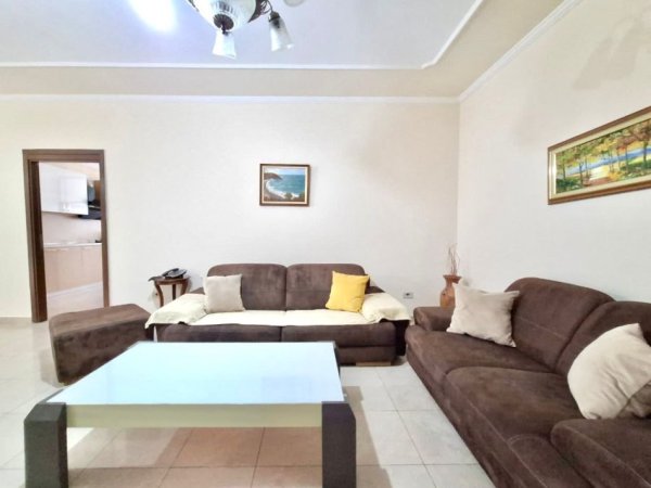 Apartament 3+1+2 Wc& kuzhinë më vete – Mbrapa Ambasadës Amerikane 750 euro/Muaj