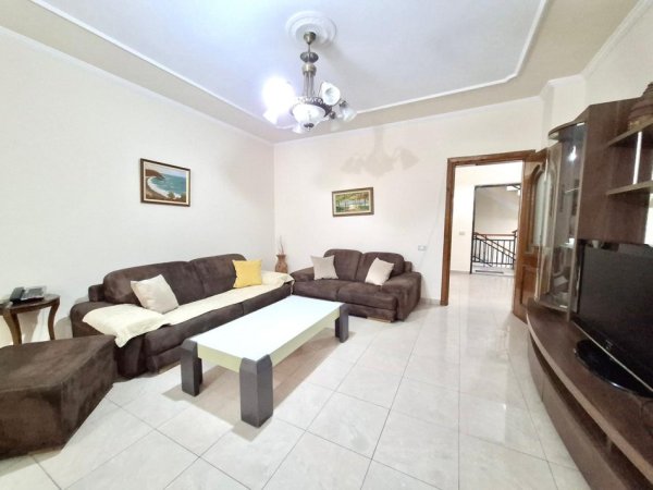 Apartament 3+1+2 Wc& kuzhinë më vete – Mbrapa Ambasadës Amerikane 750 euro/Muaj