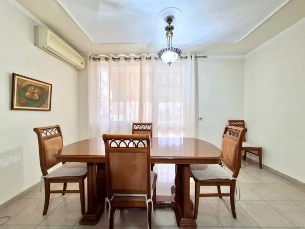 Apartament 3+1+2 Wc& kuzhinë më vete – Mbrapa Ambasadës Amerikane 750 euro/Muaj