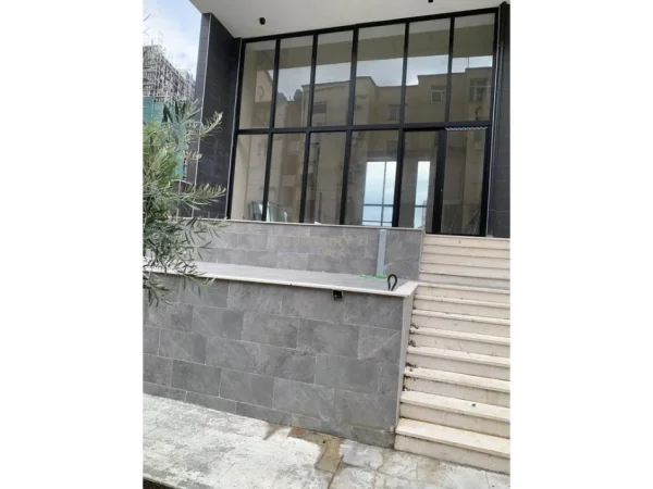 Tirane, jepet me qera ambjent biznesi Kati 1, 82 m² 1.200 € (Ali Demi)