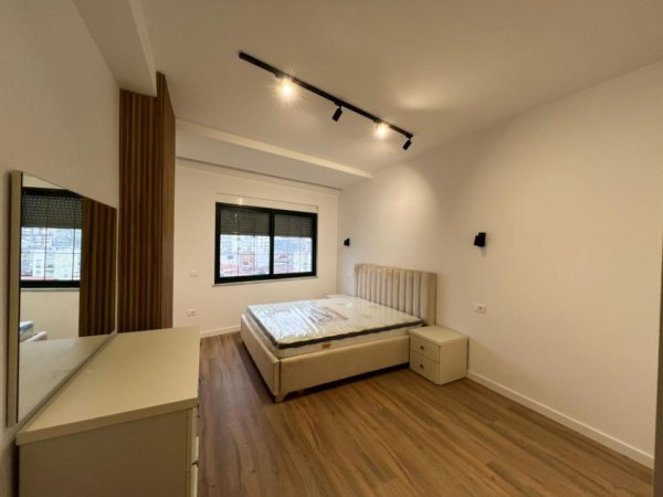 Tirane, jepet me qera apartament 3+1+Ballkon Kati 7, 140 m² 1.200 € (Tefta tashko koco)