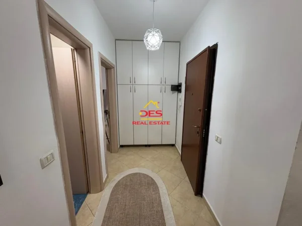Vlore, jepet me qera apartament 1+1+Ballkon Kati 5, 70 m² 400 € (Rruga Murat Tërbaçi)