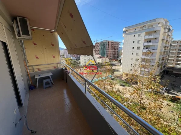 Vlore, jepet me qera apartament 1+1+Ballkon Kati 5, 70 m² 400 € (Rruga Murat Tërbaçi)