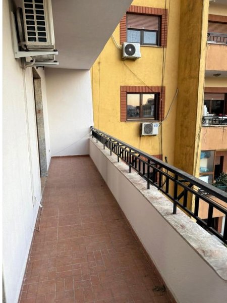 Tirane, jepet me qera zyre Kati 4, 165 m² 1.200 € (Komuna e Parisit)