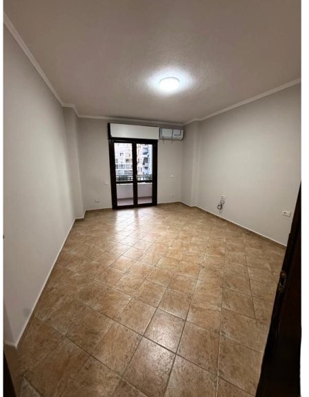 Tirane, jepet me qera zyre Kati 4, 165 m² 1.200 € (Komuna e Parisit)