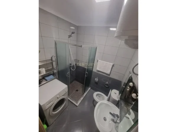 Tirane, jepet me qera apartament 2+1 Kati 5, 85 m² 700 € (Bulevardi Zogu pare)