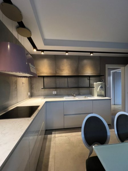 Tirane, jepet me qera apartament duplex Dublex , 211 m² 2.000 €