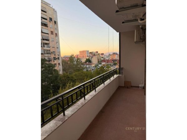 Tirane, jepet me qera ambjent biznesi Kati 4, 165 m² 1.200 € 