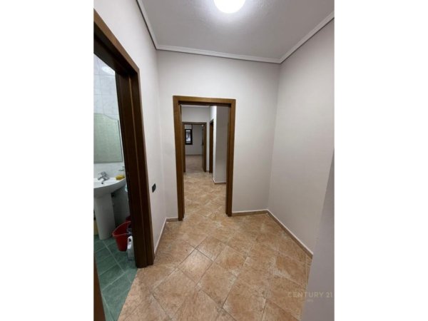 Tirane, jepet me qera ambjent biznesi Kati 4, 165 m² 1.200 € 