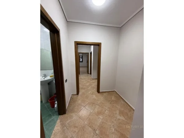 Tirane, jepet me qera ambjent biznesi Kati 4, 165 m² 1.200 € 