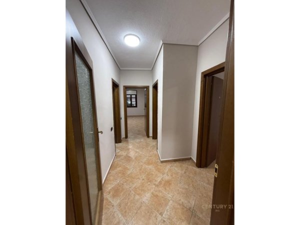 Tirane, jepet me qera ambjent biznesi Kati 4, 165 m² 1.200 € 