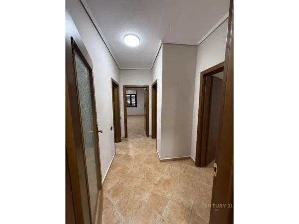 Tirane, jepet me qera ambjent biznesi Kati 4, 165 m² 1.200 € 