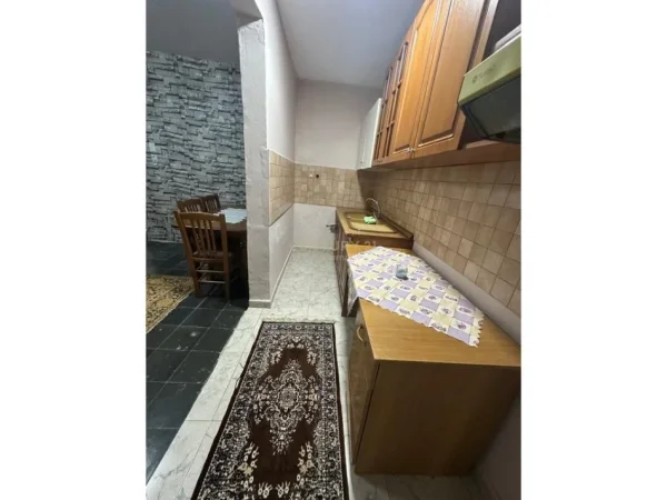 Tirane, jepet me qera apartament 1+1 Kati 1, 66 m² 400 € (Garda)