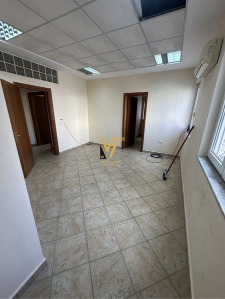 Tirane, jepet me qera zyre Kati 1, 89 m² 1.150 € (9 KATESHET)