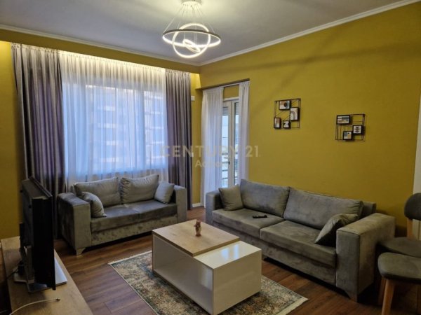 Tirane, jepet me qera apartament 2+1 Kati 5, 85 m² 700 € (BULEVARDI ZOGI PARE)
