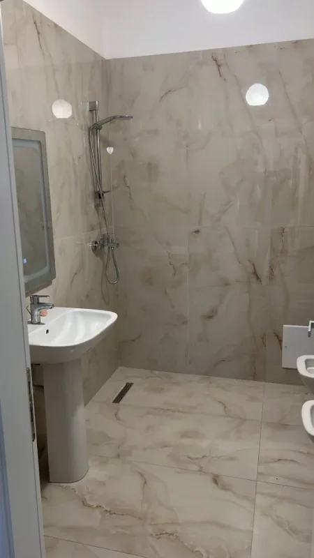 Tirane, jepet me qera Kati 6, 105 m² 550 € (RRUGA KARL GEGA)
