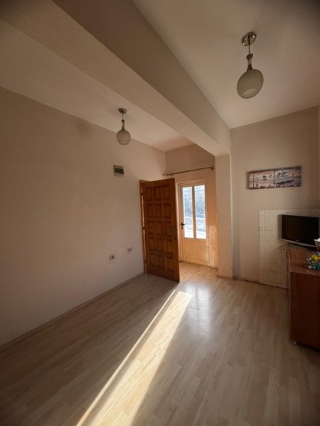 Tirane, jepet me qera apartament 2+1+Ballkon Kati 3, 80 m² 400 € (Te rrethi ne Astir)