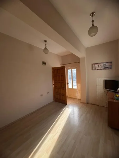 Tirane, jepet me qera apartament 2+1+Ballkon Kati 3, 80 m² 400 € (Te rrethi ne Astir)