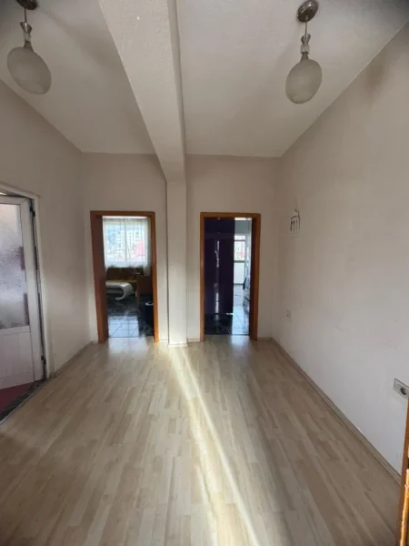 Tirane, jepet me qera apartament 2+1+Ballkon Kati 3, 80 m² 400 € (Te rrethi ne Astir)