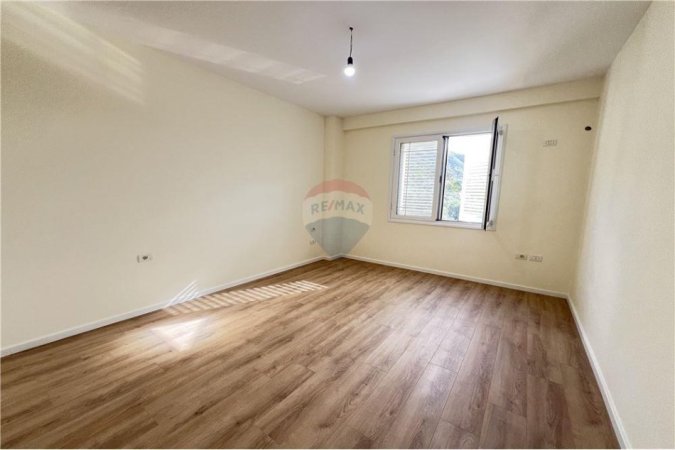 Vlore - Lungomare, shitet apartament 2+1 Kati 8, 123 m² 248.000 € (Rruga Dhimiter Konomi)