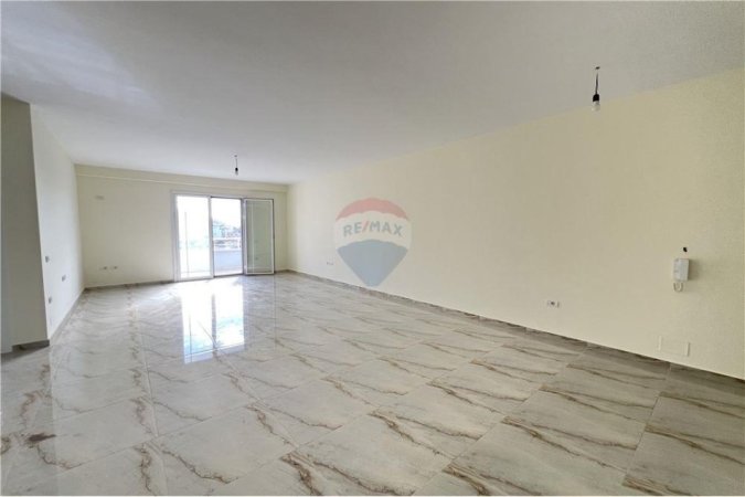 Vlore - Lungomare, shitet apartament 2+1 Kati 8, 123 m² 248.000 € (Rruga Dhimiter Konomi)