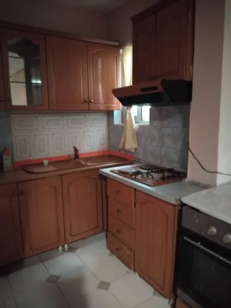 Tirane, jepet me qera 1+1 Kati 1, 60 m² (Ne fund fare te Bulevardit te Ri)