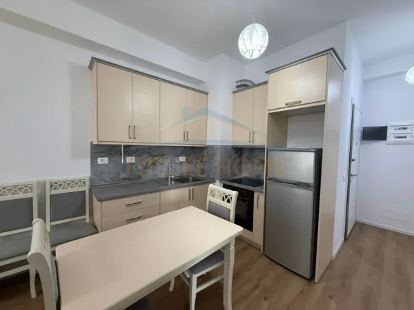 Tirane, jepet me qera apartament 2+1+Ballkon Kati 5, 80 m² 500 € (Ali Demi)