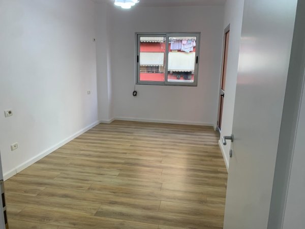 Tirane, shitet apartament 2+1+Ballkon Kati 3, 77 m² (Rruga loni ligori)
