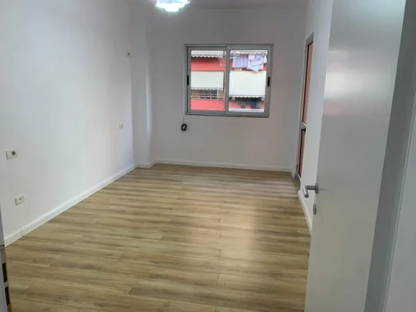Tirane, shitet apartament 2+1+Ballkon Kati 3, 77 m² (Rruga loni ligori)