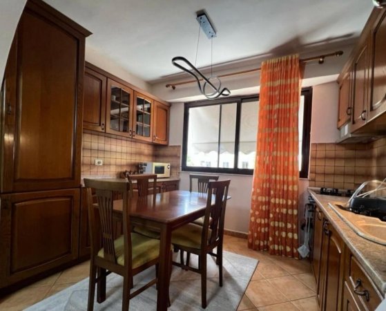 Tirane, jepet me qera apartament 2+1+Ballkon Kati 3, 80 m² 700 € 