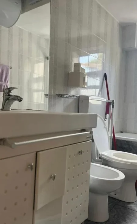 Tirane, jepet me qera apartament 2+1+Ballkon Kati 3, 80 m² 700 € 