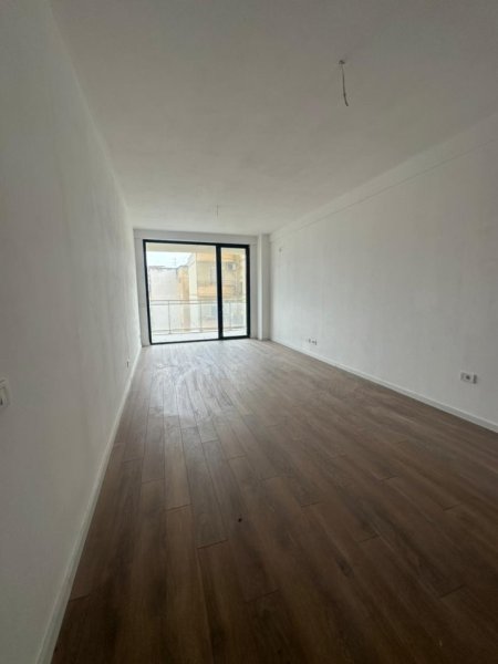 Tirane, jepet me qera zyre Kati 3, 116 m² 900 € (Mine Peza)