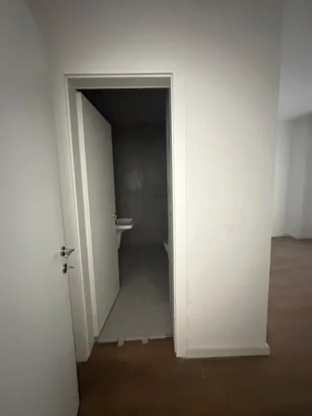 Tirane, jepet me qera zyre Kati 3, 116 m² 900 € (Mine Peza)