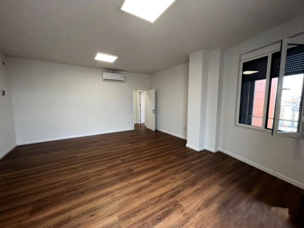 Tirane, jepet me qera zyre Kati 6, 135 m² 1.500 € (NE QENDER)