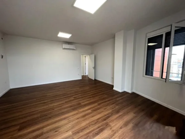 Tirane, jepet me qera zyre Kati 6, 135 m² 1.500 € (NE QENDER)