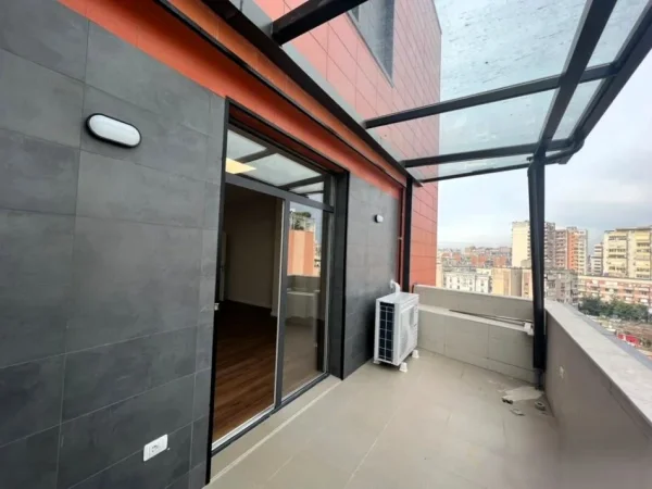 Tirane, jepet me qera zyre Kati 6, 135 m² 1.500 € (NE QENDER)