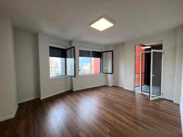 Tirane, jepet me qera zyre Kati 6, 135 m² 1.500 € (NE QENDER)