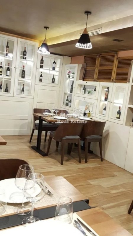 Tirane, jepet me qera ambjent biznesi Kati 0, 157 m² 2.000 € (Rruga e Durresit)