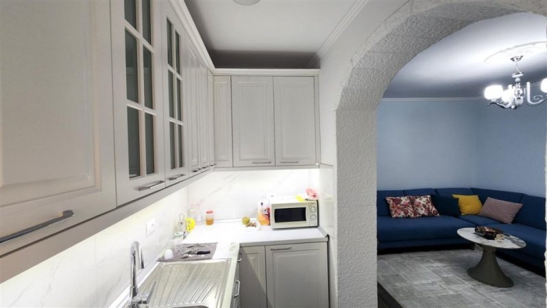 Tirane, jepet me qera apartament 1+1+Ballkon Kati 3, 65 m² 500 € (Shkolla e Baletit)