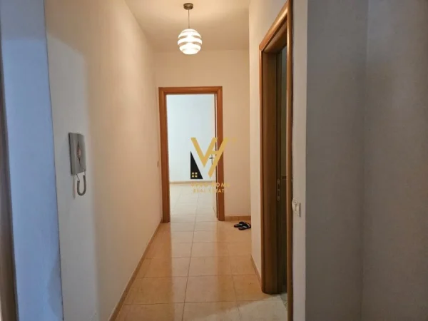 Tirane, jepet me qera apartament 1+1+Ballkon Kati 7, 100 m² 550 € (FABRIKA E MIELLIT)