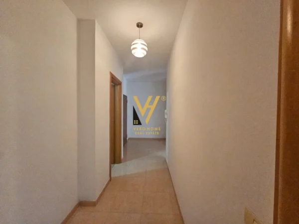 Tirane, jepet me qera apartament 1+1+Ballkon Kati 7, 100 m² 550 € (FABRIKA E MIELLIT)