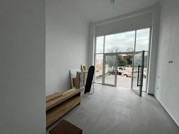 Tirane, jepet me qera ambjent biznesi Kati 0, 30 m² 