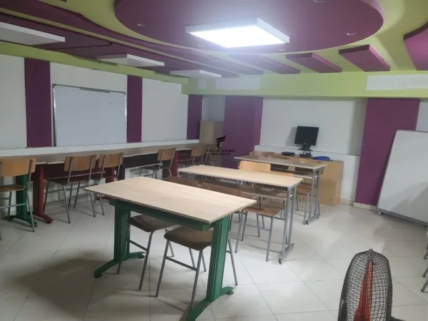 Tirane, jepet me qera dyqan Kati 1, 105 m² 600 € (ALI DEMI)