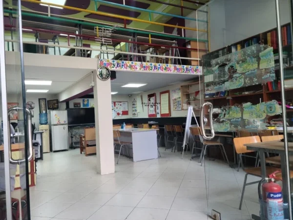 Tirane, jepet me qera dyqan Kati 1, 105 m² 600 € (ALI DEMI)